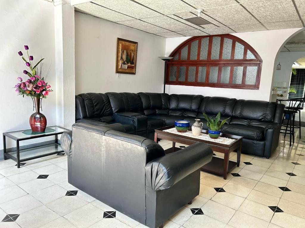 El Callejon Guest House Leon Exterior photo