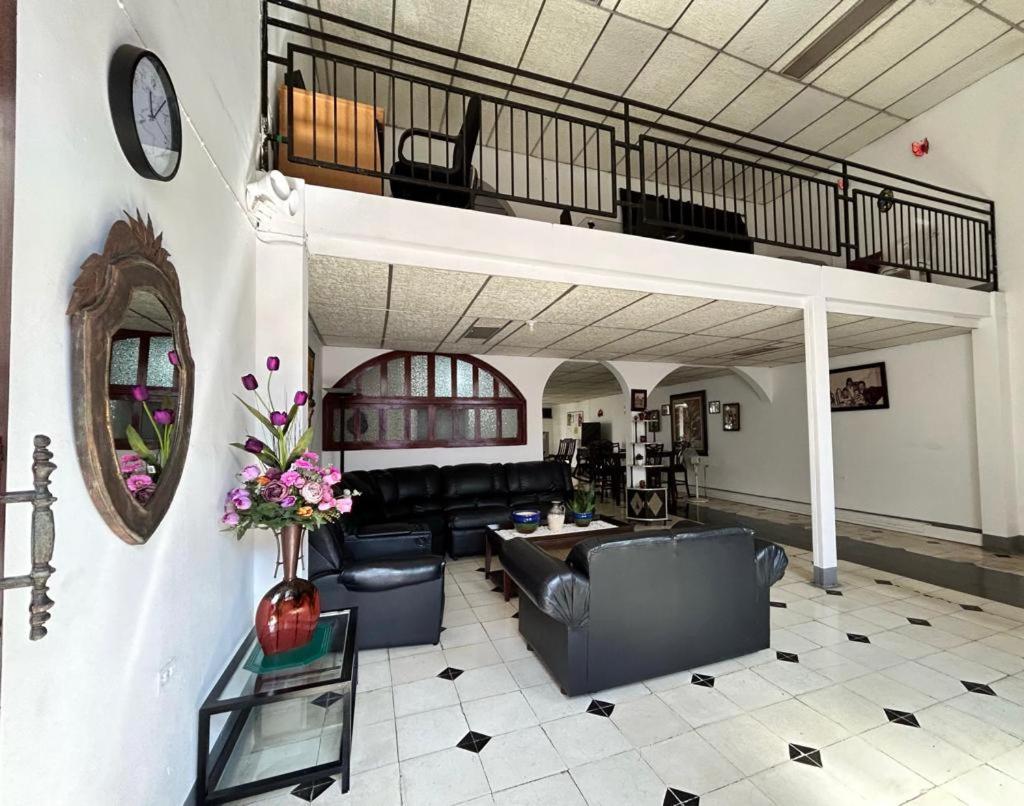 El Callejon Guest House Leon Exterior photo